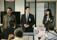 Criminal Minds – Versuchen alles, um den Mörder von Vanessa Holden, die von ihrem Peiniger bestialisch hingerichtet wurde, dingfest zumachen: Hotch (Thomas Gibson, l.), Rossi (Joe Mantegna, M.) und Prentiss (Paget Brewster, r.) ...