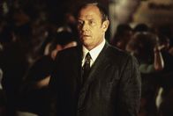 Bat Attack - Angriff der Fledermäuse – Immobilienhai Hart (Corbin Bernsen) kann die miese Fledermaus-Publicity nicht gebrauchen und pfeift die Polizei zurück.