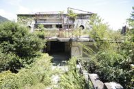 Lost Places - Geheime Welten – Die Vorderseite des ehemaligen Hotels Mayakan in Kobe. Während des zweiten Weltkrieges fanden hier 200 Menschen Unterschlupf, um sich vor den amerikanischen Bombenangriffen zu schützen. Erst durch einen Erdrutsch wurde das Hotel so stark beschädigt, dass es in den 1990er Jahren endgültig aufgegeben werden musste.