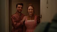 Extraordinary – Jen (Máiréad Tyers) und Jizz (Luke Rollason) als braves Ehepaar. Jen hat George, ihrem Psychologen, von einer heilen Familienwelt erzählt. Als brave Hausfrau, die ihrer Mutter etwas kocht und Jizz als treuen Menschen vorstellt.
