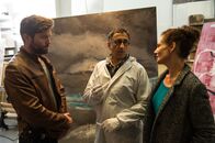 SOKO Stuttgart – Im Atelier des verstorbenen Künstlers gibt Jan Arnaud (Mike Zaka Sommerfeldt, M.) seine ersten Erkenntnisse an Jo Stoll (Peter Ketnath, l.) und Selma Kirsch (Yve Burbach, r.) weiter.