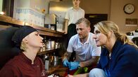 Praxis mit Meerblick – Aus der Küche kommt statt des nächsten Speisegangs ein Notruf. Nora (Tanja Wedhorn, re.) und ihr Kollege Lars (Bo Hansen, Mitte) kümmern sich um die junge Köchin Elisa (Zoe Valks, li.).