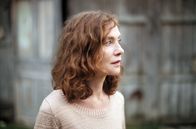 Alles was kommt – Nach dem plötzlichen Ende ihrer Ehe erfährt Nathalie (Isabelle Huppert) ein Gefühl der Freiheit und muss ihr Leben neu sortieren.