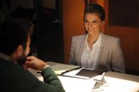 Castle – Über Simon Doyles (Joshua Gomez, l.) Geschichte, er sei aus der Zukunft gekommen und wolle die Menschheit retten, kann Kate Beckett (Stana Katic, r.) nur schmunzeln ...