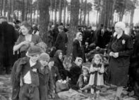 Ein Tag in Auschwitz – Im "Wäldchen" in der Nähe der Gaskammern: Die Mordmaschinerie läuft - diese Menschen haben nur noch kurze Zeit zu leben.