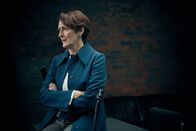 Killing Eve – Carolyn Martens (Fiona Shaw) steht unter enormen Druck von ihren Vorgesetzen im Geheimdienst. Um endlich Ergebnisse liefern zu können, ist ihr inzwischen jedes Mittel recht.