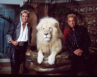 Siegfried und Roy - Zwei deutsche Legenden – Siegfried und Roy in ihrem Appartement des Hotel Mirage mit einem weißen Löwen, Las Vegas, August 2003.