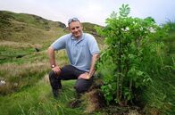 Die Inseln der Queen – Steve Liddle hat eine Mission: Er will den Wald auf die baumlosen Inseln zurückbringen.