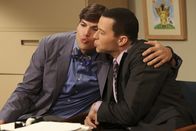 Two and a Half Men – Haben ein Treffen mit einer Sozialarbeiterin, vor der sie ein liebevolles Paar spielen müssen: Alan (Jon Cryer, r.) und Walden (Ashton Kutcher, l.) ...