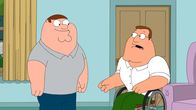Family Guy – Zum Vatertag suchen die Jungs nach Joes (r.) entfremdeten Vater. Als Joe ihnen jedoch erklärt, dass sein Vater etwas gegen Menschen mit Behinderung hat, gibt sich Peter (l.) als Joe aus ...