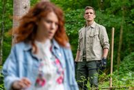 Sturm der Liebe – Fanny (Johanna Graen, l.) ärgert sich, weil sie sich von Marlon (Frederik Bott, r.) nicht ernst genommen fühlt.