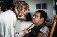 Extremities – Marjorie (Farrah Fawcett, l.) droht Joe (James Russo, r.), der sie beinahe vergewaltigt hätte, ihn zu töten ...