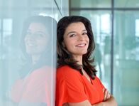 Umschau – Moderatorin Ana Plasencia im neu gestalteten UMSCHAU-Studio.