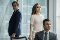 Bull – Als sein Freund Benny (Freddy Rodriguez, r.) ihn wegen Fehlverhaltens in seinem alten Job bei der Staatsanwaltschaft anklagt, willigt Bull (Michael Weatherly, l.) ein, für diesen speziellen Fall die knallharte Anwältin J.P. Nunnelly ((Eliza Dushku, M.) zu engagieren ...