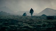 Lamb – Ingvar (r, Hilmir Snaer Guonason) und María (Noomi Rapace) finden das Mutterschaf, die die Kreatur „Ada“ bei sich hat.