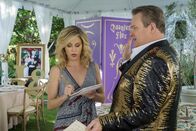 Modern Family – Claire (Julie Bowen, l.); Cameron (Eric Stonestreet, r.)