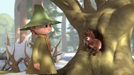 Mumintal – Snufkin (li.) macht Bekanntschaft mit einem kleinen pelzigen Waldtier.