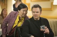 Community – Beim Weinseminar lernen Chang (Ken Jeong, l.), Jeff (Joel McHale, r.) und Pierce die Asiatin Wu Mei kennen, die sich zu Jeffs Entsetzen ausschließlich für Pierce interessiert ...