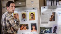 Death in Paradise – DI Neville Parker (Ralf Little) folgt einer vielversprechenden Spur: Eine mögliche Verbindung zwischen den Passagieren des Flugzeugs und dem Opfer könnte den Fall in eine völlig neue Richtung lenken.