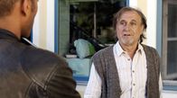 Watzmann ermittelt – Jerry Paulsen (Peter Marton, l.) befragt den Ersatzvater von Fonsi, Toni Kainz (Martin Walch r.).