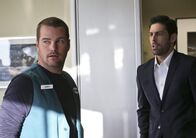 Navy CIS: L.A. – Bei undercover Ermittlungen gerät Callen (Chris O'Donnell, l.) mit Tom Blanchard (Jordan Belfi, r.) und einigen anderen in eine Geiselnahme. Nun liegt es an Sam, Kensi und Deeks sie zu retten, bevor es zu Opfern kommt ...
