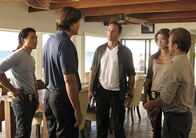 Hawaii Five-0 – Bei den berühmten Coral Prince Surfmeisterschaften wird der Chef von Coral Prince, Ian Adams, auf dem Board stehend erschossen. Danny (Scott Caan, r.), Steve (Alex O'Loughlin, M.), Chin (Daniel Dae Kim, l.) und Kono (Grace Park, 2.v.r.) beginnen mit den Ermittlungen und stoßen dabei auf Carlton Bass (Kevin Sorbo, 2.v.l.). Doch hat er damit etwas zu tun?