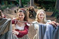 Schneeweisschen und Rosenrot – Der Bär hat sich von seiner Verletzung erholt und geniesst das Zusammenleben mit Schneeweißchen (Sonja Gerhardt, rechts) und Rosenrot (Liv Lisa Fries, links).