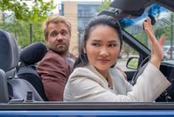 In aller Freundschaft – Dr. Lilly Phan (Mai Duong Kieu, re.) verabschiedet sich auf ihre Art von der Sachsenklinik. Sie wird mit ihrem Freund Björn Lodinson (David Korbmann, li.) nach Bern gehen.