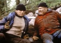 MacGyver – MacGyver (Richard Dean Anderson, l.) und Thornton (Dana Elcar, r.) während des Überlebenstrainings.