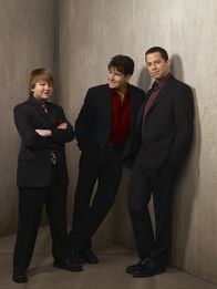Two and a Half Men – (5. Staffel) - Harte Männer: Charlie (Charlie Sheen, M.), Alan (Jon Cryer, r.) und Jake (August T. Jones, l.) ...