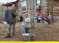 Winters Knochen – Ree (Jennifer Lawrence, li.) muss für ihre Geschwister Ashlee (Ashlee Thompson) und Sonny (Isaiah Stone) sorgen.