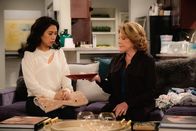 9JKL – Eve (Liza Lapira, l.); Judy (Linda Lavin, r.)
