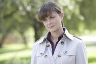 Bones - Die Knochenjägerin – Nachdem der Tote aus dem LKW-Wrack identifiziert werden konnte, suchen Brennan (Emily Deschanel) und Booth nach einem Tatverdächtigen.