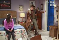 The Big Bang Theory – Während sich Sheldon (Jim Parsons, r.) gemeinsam mit Leonard auf den Weg macht zu einer Vorlesung nach Berkeley macht, gerät Amy (Mayim Bialik, l.) in ein ganz besonderes Tischtennis-Turnier ...