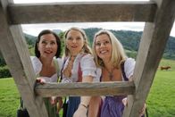 Die Rosenheim-Cops – Sekretärin Miriam Stockl, Controllerin Patrizia Ortmann und Stadträtin Marie Hofer wollen gerade Fensterln, als sie eine grausame Entdeckung machen. (v.l.n.r.: Marisa Burger, Diana Staehly, Karin Thaler)