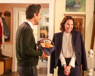 American Housewife – Greg (Ed Weeks, l.); Viv (Leslie Bibb, r.)