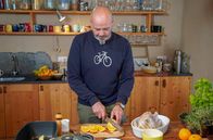 Zu Tisch ... – WG-Mitbewohner Markus kocht heute mit Klaus Schulz einen richtigen Hahn.