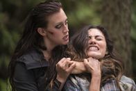 Take Down – Die skrupellose Söldnerin Rachel (Julia Ragnarsson, l.) schreckt vor nichts und niemandem zurück, als sie das große Geld wittert. Wird sie auch Amy (Phoebe Tonkin, r.) töten, wenn diese versucht zu fliehen?