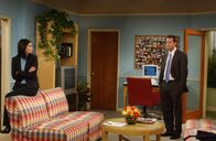 Friends – Die Adoptionsagentur zeichnete Monica (Courteney Cox, l.) und Chandler (Matthew Perry, r.) fälschlicherweise als Pfarrerin und Arzt aus. Als Erica, die ihnen ihr Kind geben möchte, die Wahrheit erfährt, überlegt sie es sich noch einmal ...