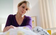 In aller Freundschaft – Dr. Lea Peters' (Anja Nejarri) kleiner Sohn Tim hatte einen Fieberschub und sie ist in die Sachsenklinik gefahren. Obwohl dort nichts Besorgniserregendes festgestellt wurde, hat Lea die ganze Nacht an seinem Bett gewacht. Lea erkennt verzweifelt, dass sie durch Jennes Tod in einen Kreislauf aus Trauer und Angst geworfen ist, aus dem es keinen Ausweg zu geben scheint.
