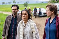 Tatort – Als Maki Benzinger (Akiko Hitomi), die Mutter des Toten, und dessen Ehemann Nader Mansour (Hassan Akkouch) am Tatort ankommen, gestattet Franziska Tobler (Eva Löbau) ihnen den Zutritt.