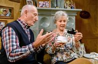 Sturm der Liebe – Alfons (Sepp Schauer, l.) schenkt Hildegard (Antje Hagen, r.) einen GPS-Tracker, damit diese sich bei seiner Motorradtour keine Sorgen mehr machen muss.