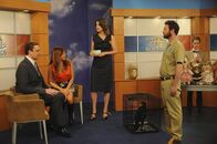 How I Met Your Mother – Die Sendung verläuft anderes als geplant: Marshall (Jason Segel, l.), Lily (Alyson Hannigan, 2.v.l.), Robin (Cobie Smulders, M.), Zoowärter (John Dore, 2.v.r.) und Simon (Collin Christopher, r.) ...