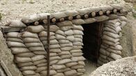 Spuren des Krieges – Gestapelte Sandsäcke am Eingang zu ausgedehnten Tunnelsystemen und Rückzugsorten unter der Erde