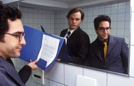 Sechserpack – Wer in der heutigen Geschäftswelt mithalten will, muss wirklich flexibel sein. Aber das hier ist doch wohl eine Zumutung, oder? (Mirco Reseg, l. und Thomas M. Held, r.)