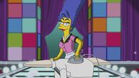 Die Simpsons – "Die Simpsons", "Genderama." Um sich ein bisschen Geld dazu zu verdienen, will Marge eine 'Tupperparty' schmeißen. Allerdings findet sich zunächst niemand, der sie zu sich einladen möchte. Erst Julio, ihr Friseur, erklärt sich schließlich dazu bereit. Um Marges Verkaufschancen zu erhöhen, verschönert Julio sie mit jeder Menge Make-Up. Und tatsächlich: die Party wird ein voller Erfolg. Doch dann stellt sich heraus, dass die Gäste Marge für eine Drag-Queen halten.
