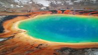 Die Macht der Vulkane – Naturwunder Yellowstone: Nur wenige Kilometer unter der Oberfläche fressen sich glutflüssige Gesteinsströme wie gigantische Schweißbrenner durch die Erdkruste. Erst seit 2015 steht fest: Die Magmablase des Supervulkans ist sagenhafte 46 000 Kubikkilometer groß.