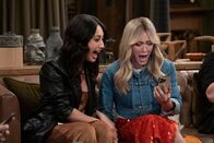 How I Met Your Father – Valentina (Francia Raisa, l.); Sophie (Hilary Duff, r.)