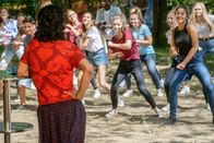 Löwenzahn – Yasemin (Sanam Afrashteh) und ganz Bärstadt sind im Tanzfieber. Nur Fritz Fuchs erfindet immer wieder neue Ausreden, um nicht tanzen zu müssen, dabei steckt uns das Tanzen doch im Blut, oder nicht?