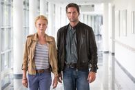 Akte Ex – Kristina Katzer (Isabell Gerschke, l.) und Lukas Hundt (Oliver Franck, r.) besuchen Florian Berger im Weimarer Krankenhaus. Der Treuetester wurde beim Sex mit einer Klientin angeschossen.